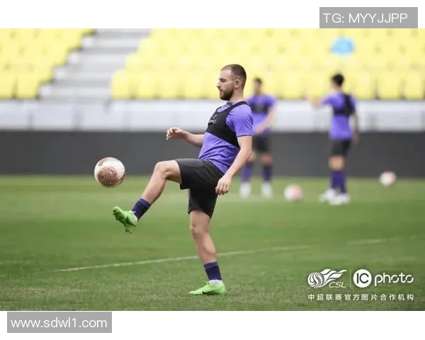 足球巨星膝盖颠球瞬间展现非凡控球技巧与无限运动魅力